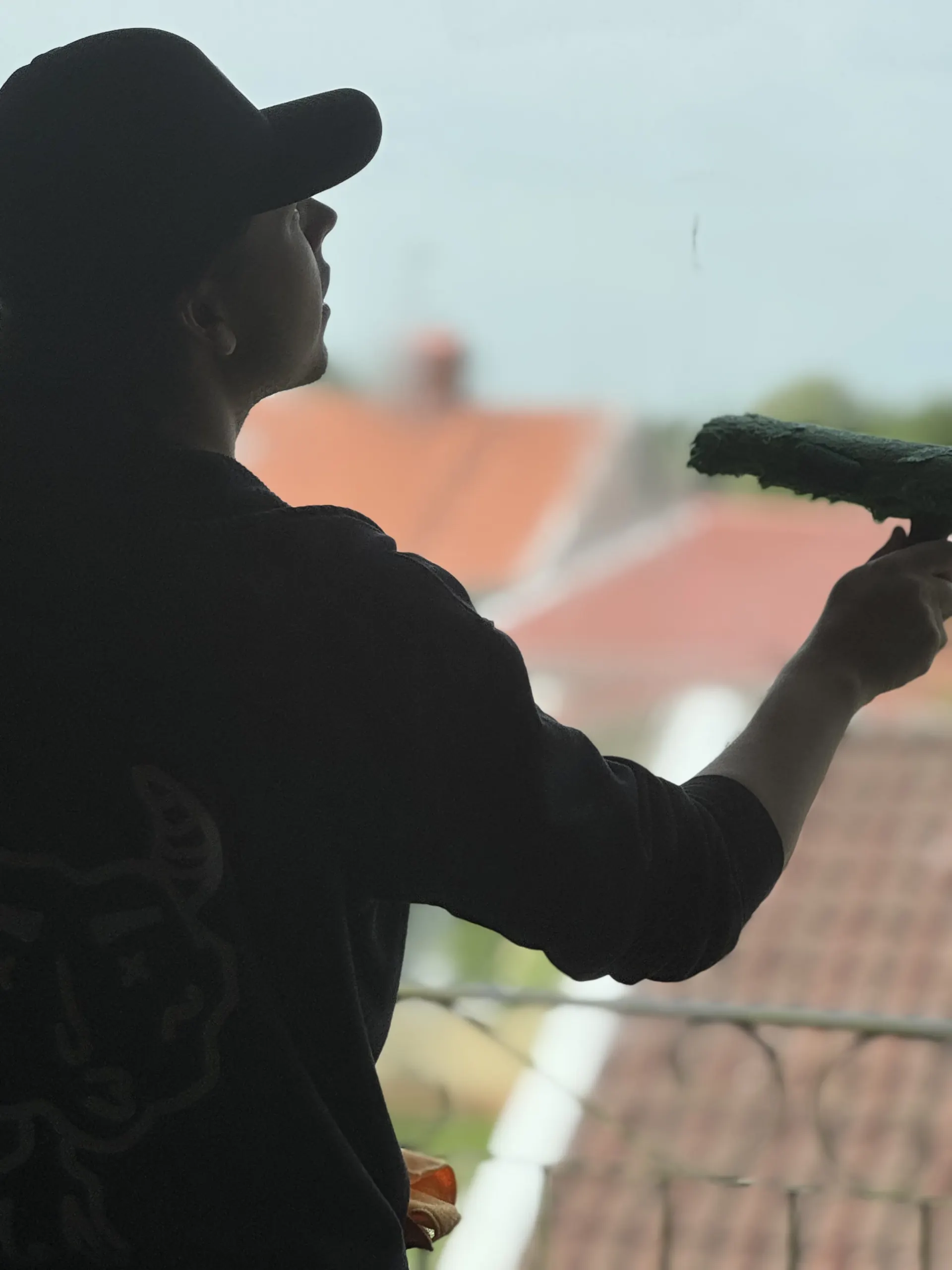 Fönsterputsare med skrubb utomhus